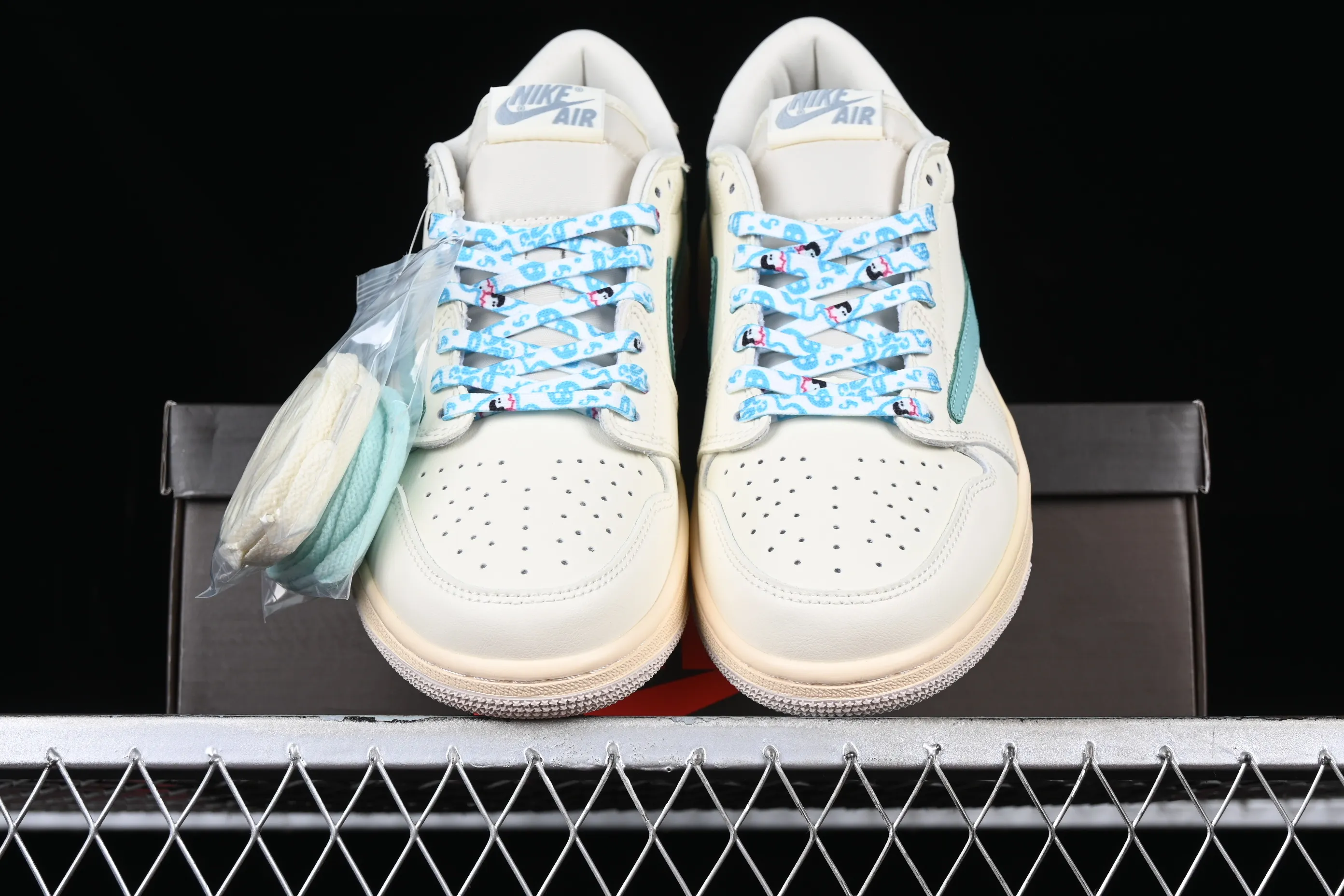 All categories Air Jordan Jordan series basketball shoes Air Jordan 1 Low Travis Scott x Air Jordan 1 Low OG AJ1 Joe 1 joint overhead hook DM7866-102